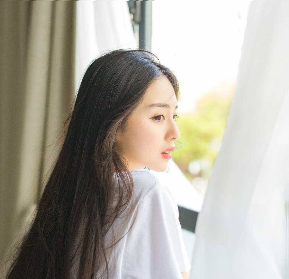 “是啊，夜凰！”伏德眼中，闪过一抹怅然：“一入夜凰，身不由己，呵呵，如果能够完成主人交代下来的任务，夜凰可以恢复自由之身，否则，任务失败，死，到现在，我还不知道有哪个夜凰卫是活着离开的，本以为我会是第一个，如今看来，呵呵……”